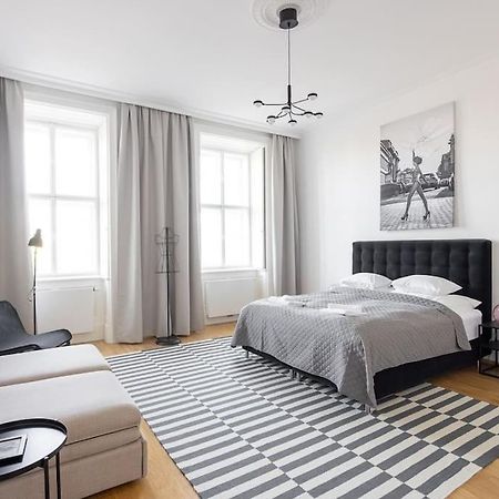 Franz 24 - Typical Viennese Apartment In The Heart Of Вена Экстерьер фото