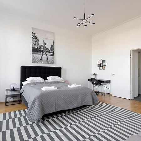 Franz 24 - Typical Viennese Apartment In The Heart Of Вена Экстерьер фото