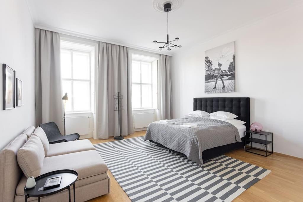 Franz 24 - Typical Viennese Apartment In The Heart Of Вена Экстерьер фото