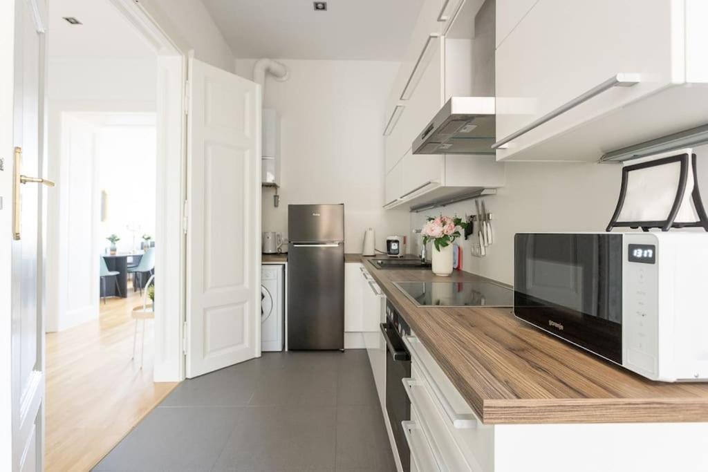 Franz 24 - Typical Viennese Apartment In The Heart Of Вена Экстерьер фото