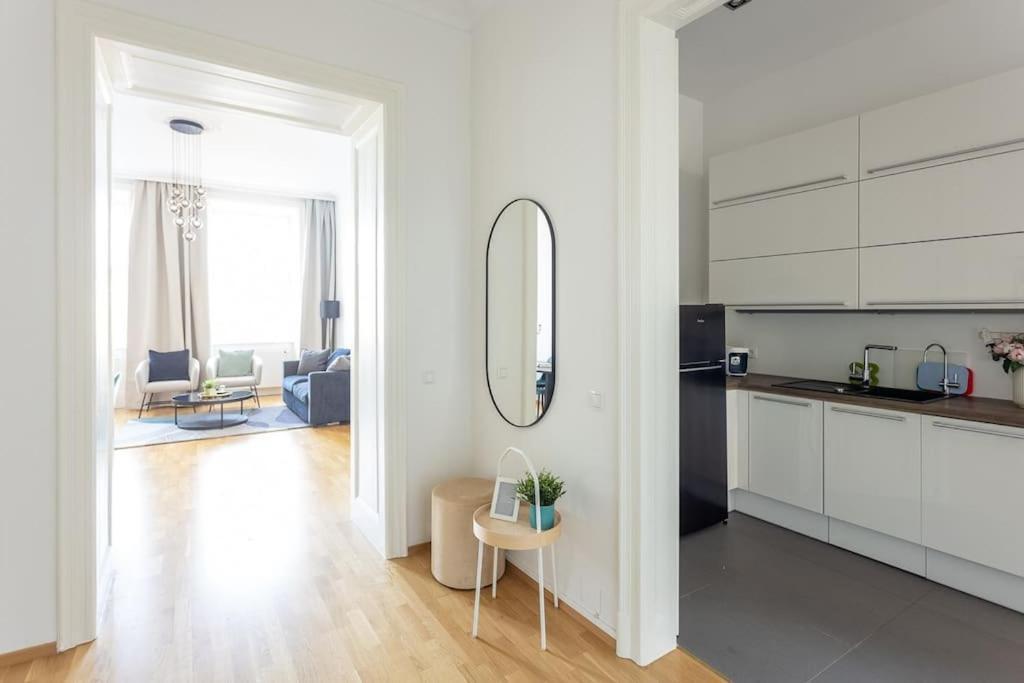 Franz 24 - Typical Viennese Apartment In The Heart Of Вена Экстерьер фото