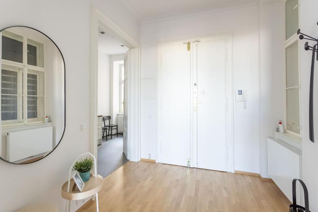Franz 24 - Typical Viennese Apartment In The Heart Of Вена Экстерьер фото